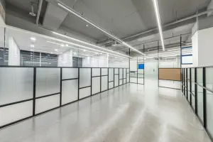 블랙프레임 유리파티션이 돋보이는 모던 오피 인테리어